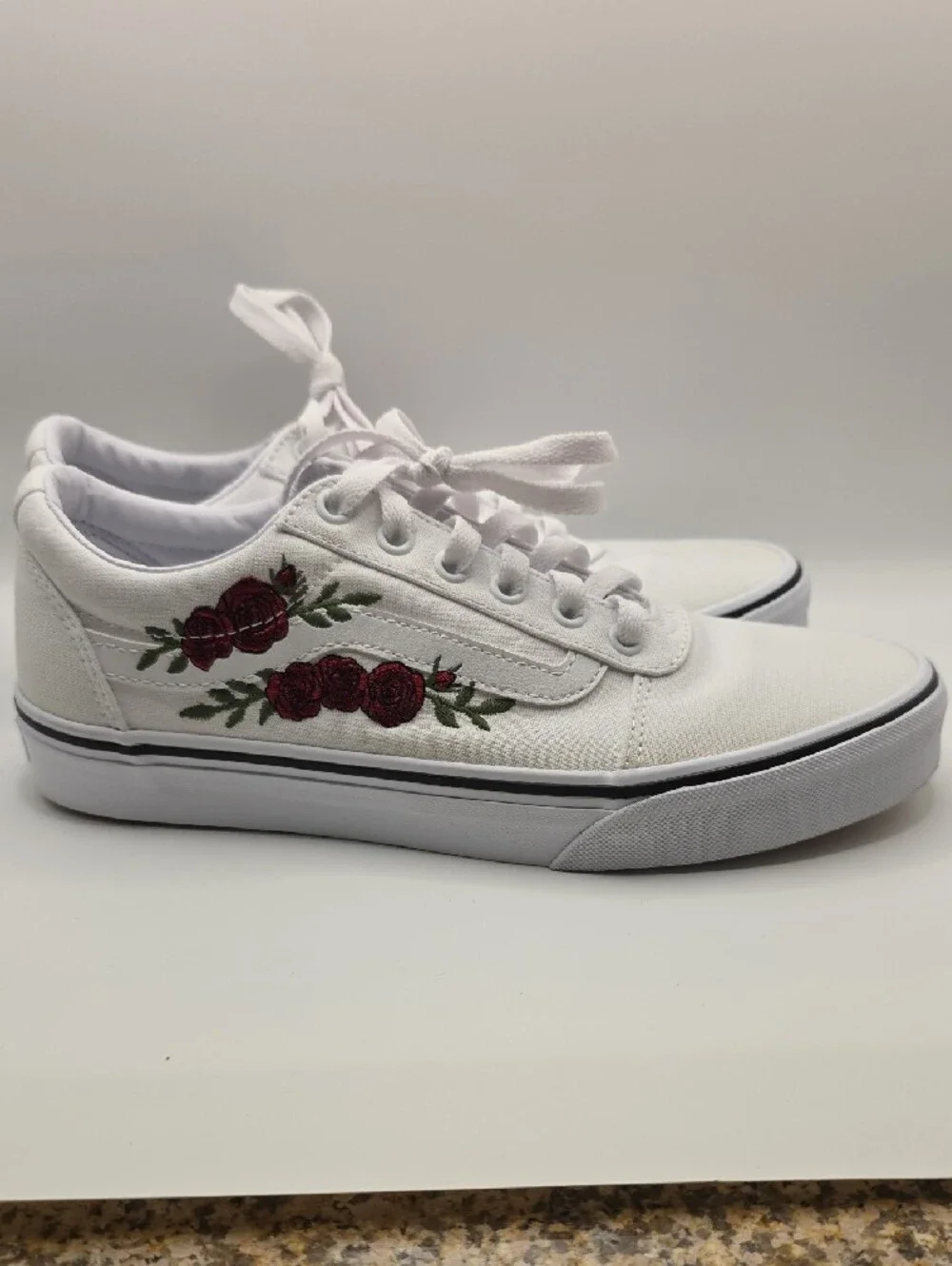 Womens White VANS Canvas W/ Red Rose Embroidery Low Top Sneakers Size 8.5